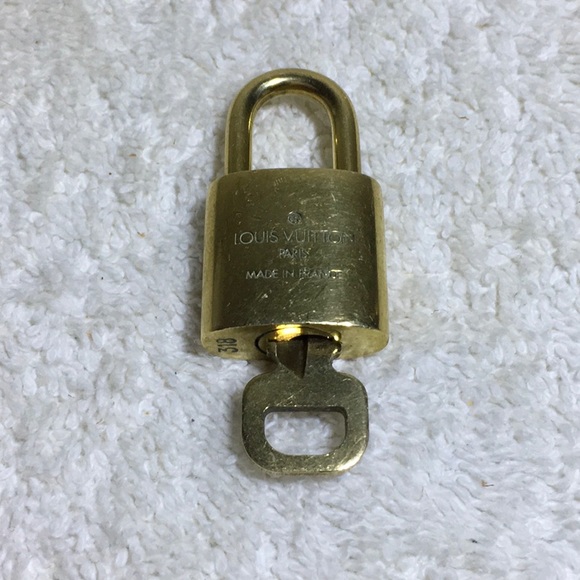 Louis Vuitton Brass '318' Padlock in Goldtone with Goldtone Key (|) - Picture 3 of 7